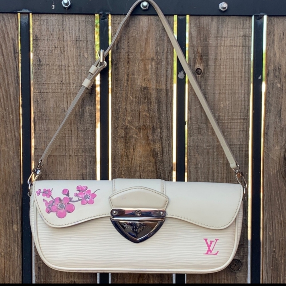 Louis vuitton epi multi pochette in white